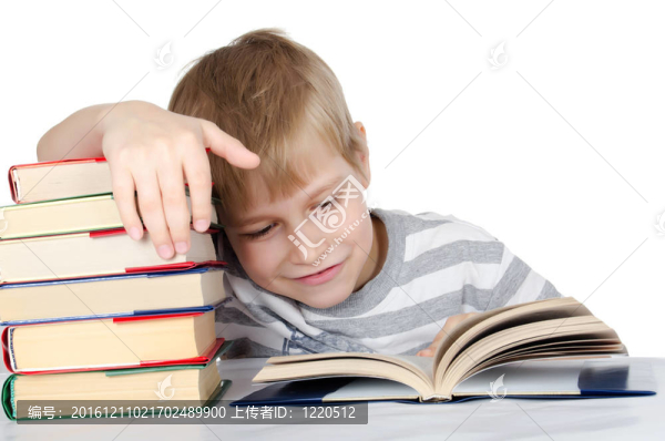 男孩讀著白色的書