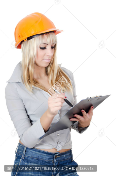 漂亮的女孩在一個建筑頭盔與剪貼板