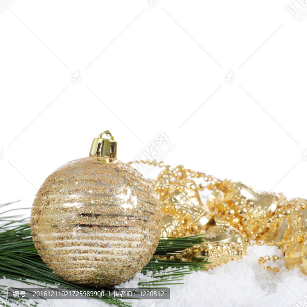 雪中的圣誕樹球