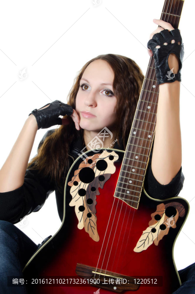 穿著皮夾克的漂亮女孩帶著吉他