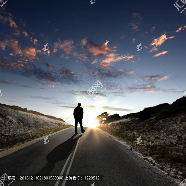 沿著路走的人