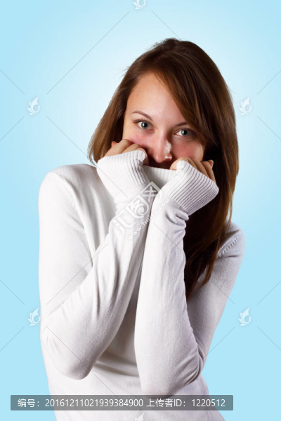 穿白毛衣的少女