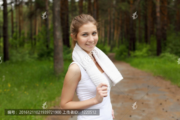 在戶外做運動的年輕女子