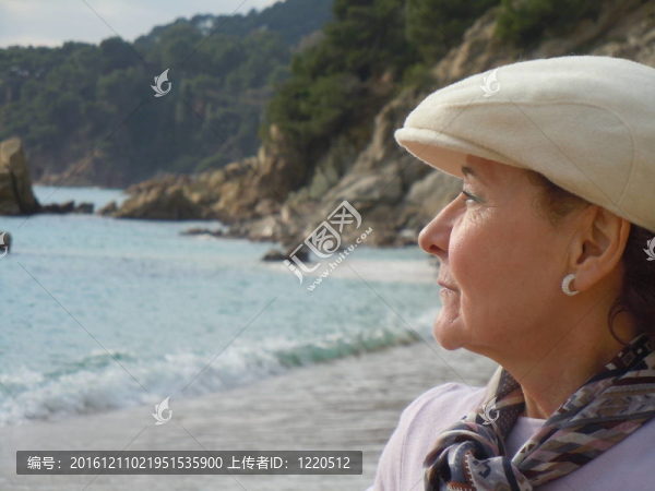 海灘上孤獨(dú)的高級(jí)女人