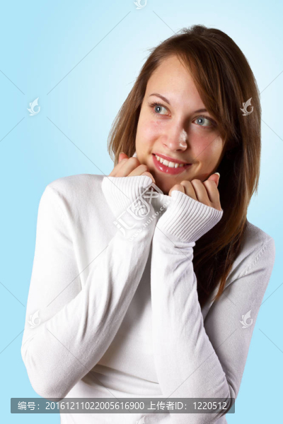 穿白毛衣的少女