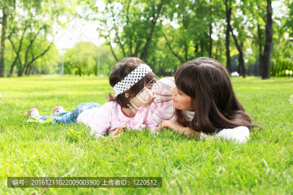 母親帶著女兒外出