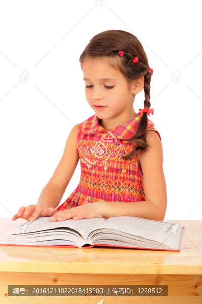 書(shū)桌上的小女孩看書(shū)；白色的書(shū)