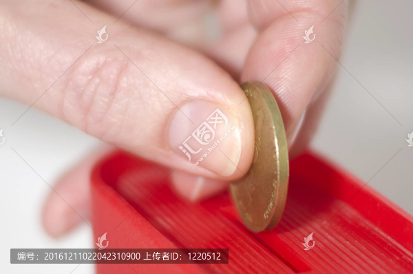 儲蓄；捐款或小費(fèi)