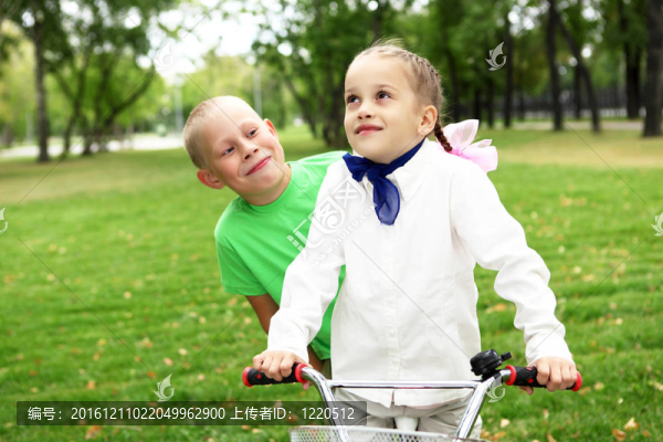在綠色公園騎自行車的女孩