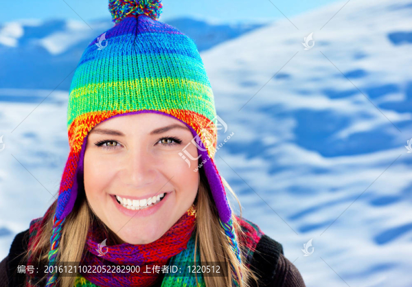 可愛的女孩玩戶外在冬山；一個(gè)美麗的微笑的女人的臉在雪地上特寫肖像；年輕人旅游的女人穿著五顏六色的帽子