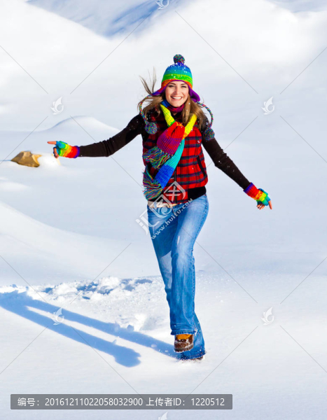 快樂的女孩在雪地里奔跑