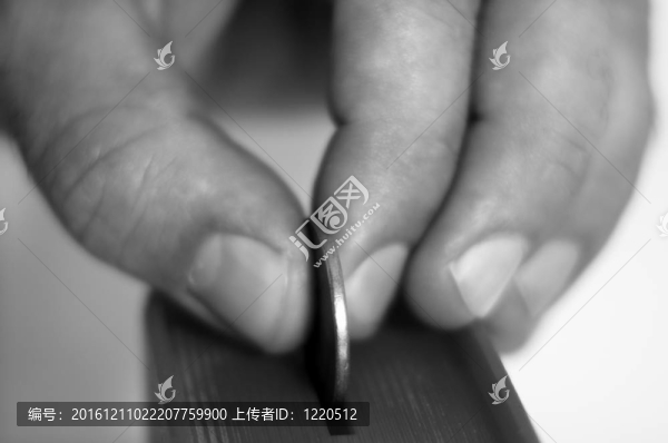 儲(chǔ)蓄；捐款或小費(fèi)