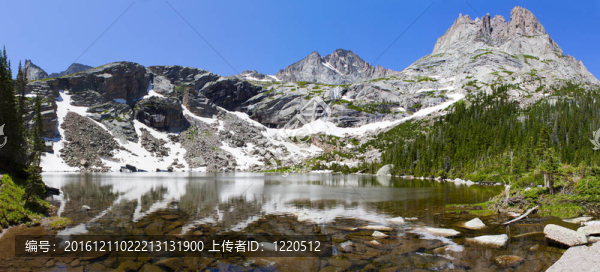 布萊克萊克和落基山脈夏季冰川；全景圖