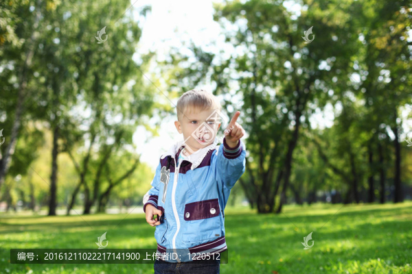 夏日公園里的小男孩