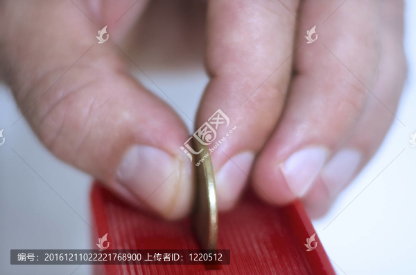 儲蓄；捐款或小費