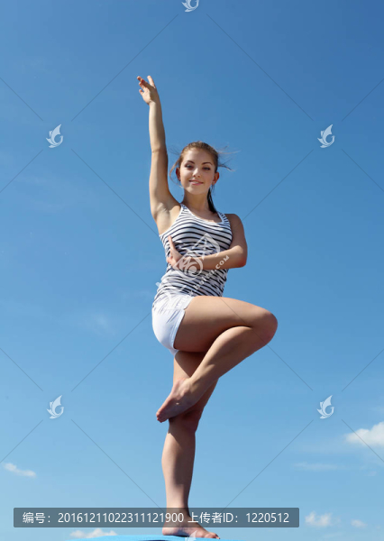一個年輕女子做運動的畫像