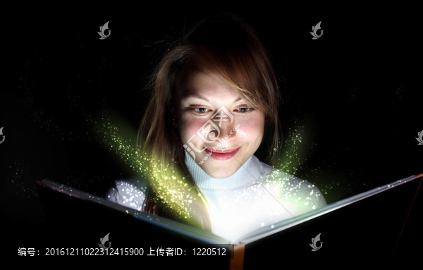 年輕女子讀魔法書
