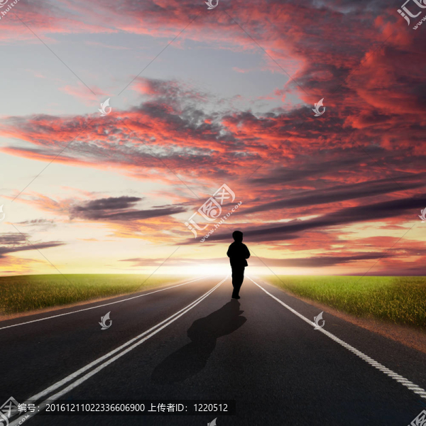沿著路走的人