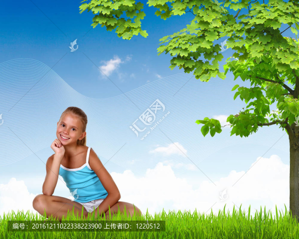 微笑的女孩在綠草上