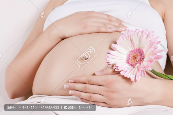 孕婦摸她的肚子