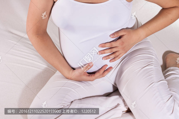 孕婦摸她的肚子