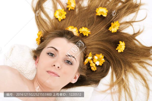 美麗的女人與頭發(fā)的花肖像。