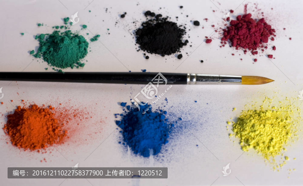 顏料和畫筆的顏色