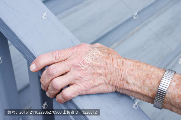 高級(jí)女士抱著樓梯欄桿
