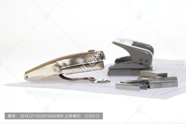 在白色背景的訂書機(jī)