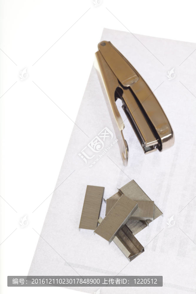 在白色背景的訂書機(jī)