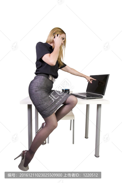 性感女人坐在書桌上