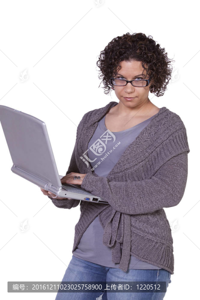漂亮的女孩拿著筆記本電腦