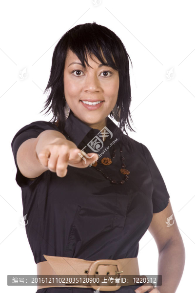 美麗的亞洲西班牙裔女孩指著相機