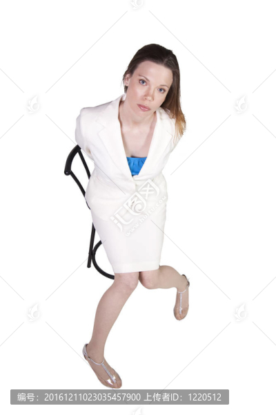 女孩在椅子上擺姿勢