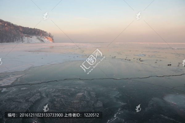 日落的海-冰-浮冰。波蘭；格丁尼亞