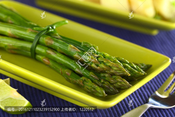 煮熟的綠蘆筍