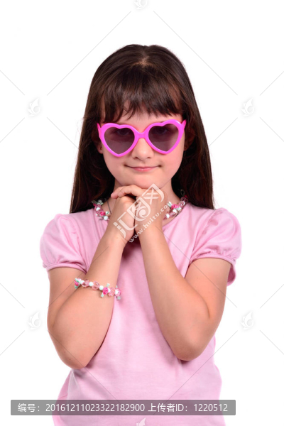 年輕的貴婦人穿粉色衣服的女孩和眼鏡