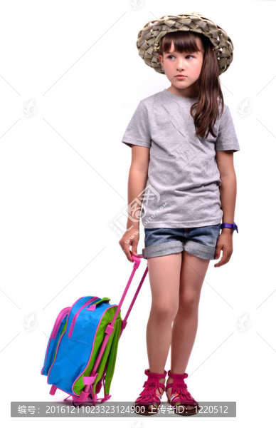 戴著旅行帽的小女孩