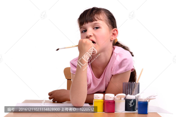 體貼女孩畫一幅畫