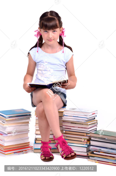 女生坐在圖書和閱讀其中的一堆