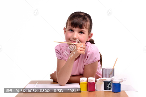 畫(huà)彩色畫(huà)的小女孩