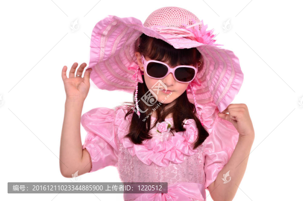 可愛的女孩穿著粉紅色連衣裙的肖像；帽子和眼鏡