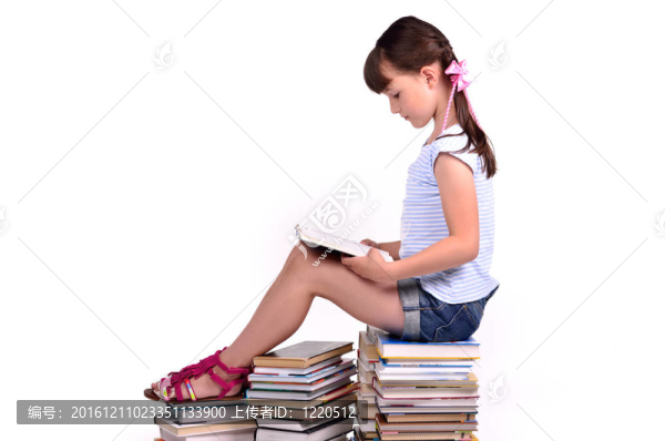 坐在一堆書上的女孩