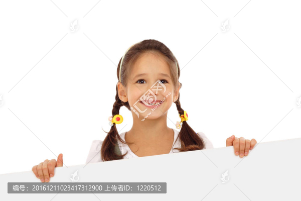 微笑的小女孩，一面空空的旗幟；