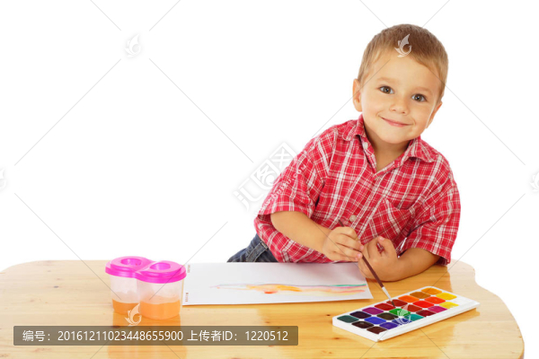 微笑的小男孩與水彩畫；孤立的白色