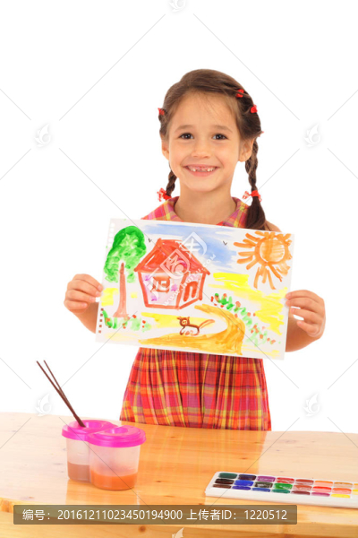 微笑的小女孩與水彩畫；孤立的白色
