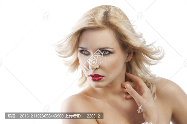 飛金發(fā)金發(fā)女郎；她看右邊