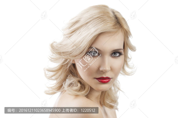 飛金發(fā)金發(fā)女郎；她看著鏡頭