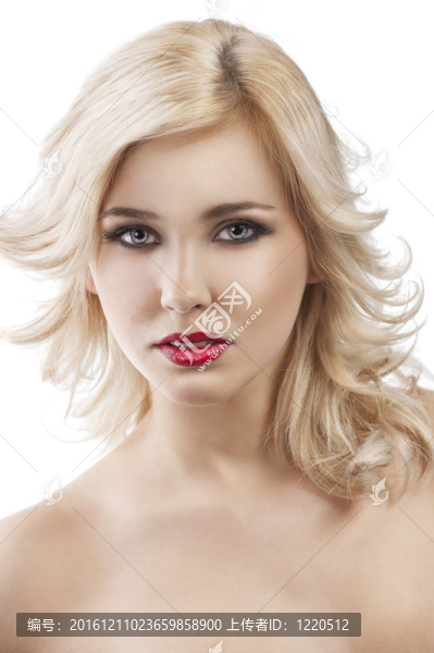 飛金發(fā)金發(fā)女郎；她在鏡頭前微笑