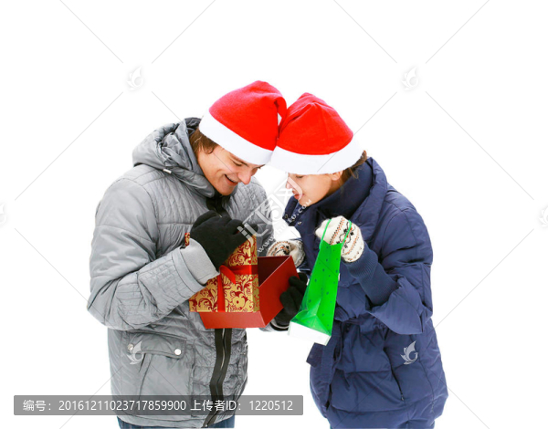 Santa帽子送禮戶外孤立在白色的年輕夫婦吸引人